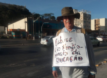 Com greve e salários cortados, trabalhadores da educação pedem dinheiro na rua