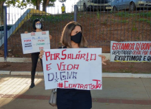 Trabalhadores da educação desempregados protestam em frente ao Palácio Paiaguás