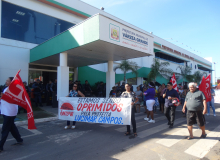 Servidores Municipais  são barrados na porta da Prefeitura